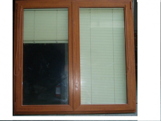 Serr.to in PVC col Castagno con Veneziane frangi luce incorporate