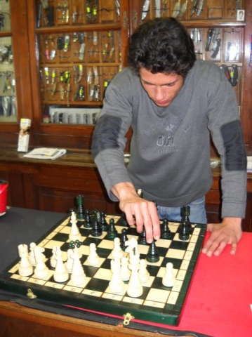 Scacchiera pieghevole con pedine in legno