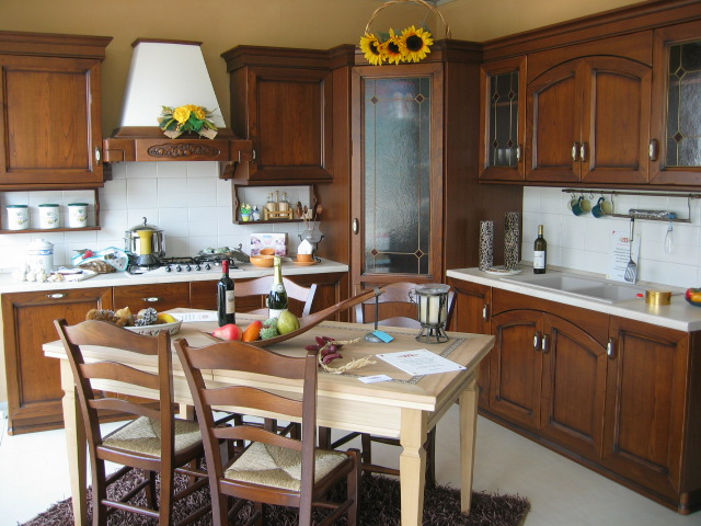 Cucina sveva angolare, in castagno