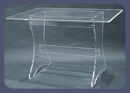 Tavolo trasparente in plexiglass